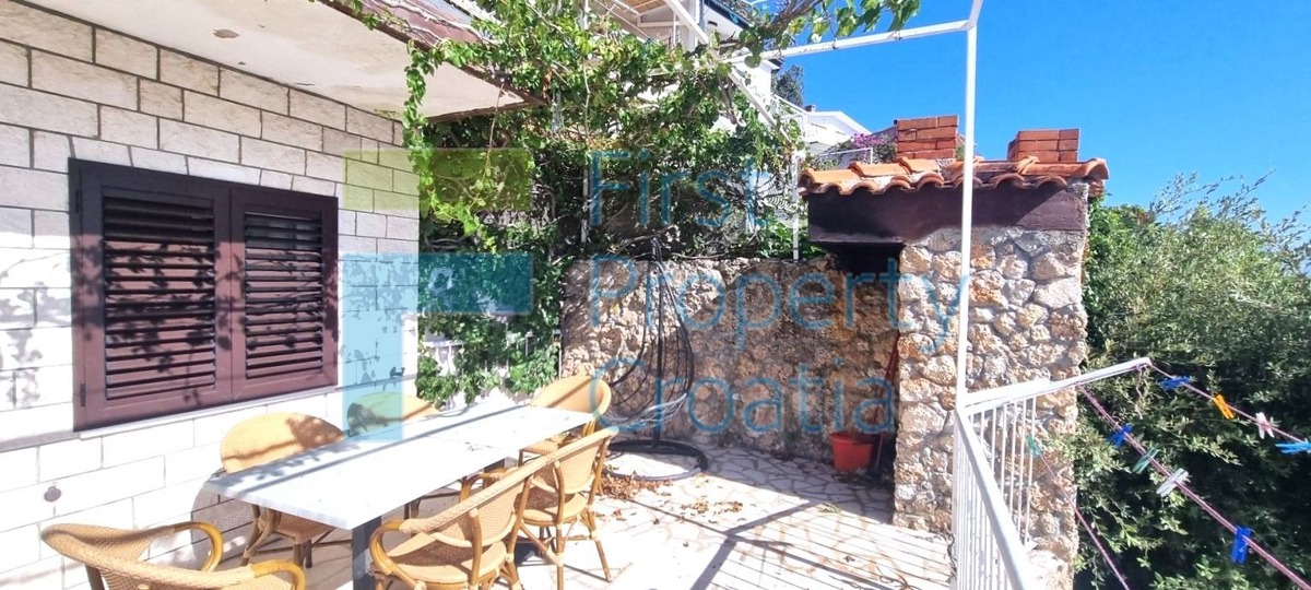 OM1681 - Casa a soli 50m dal mare, nei pressi di Omiš, in vendita