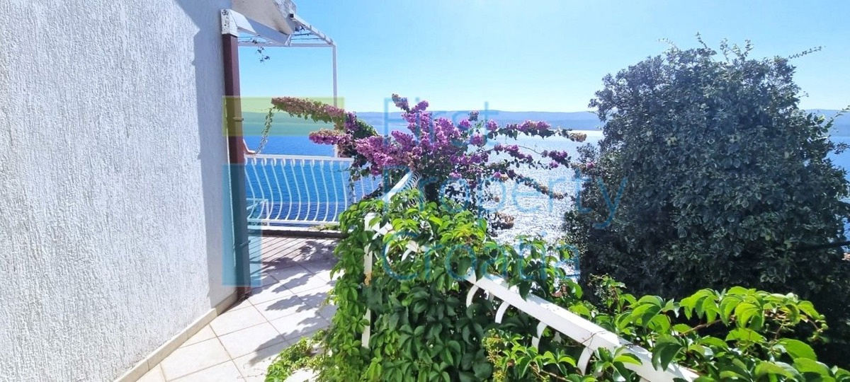 OM1681 - Casa a soli 50m dal mare, nei pressi di Omiš, in vendita