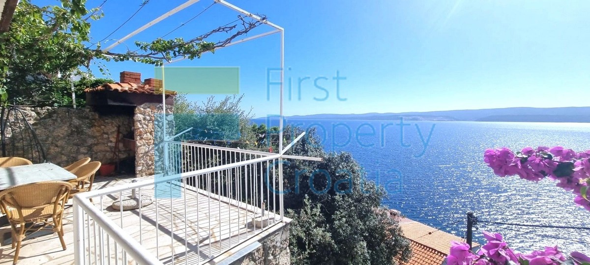 OM1681 - Casa a soli 50m dal mare, nei pressi di Omiš, in vendita