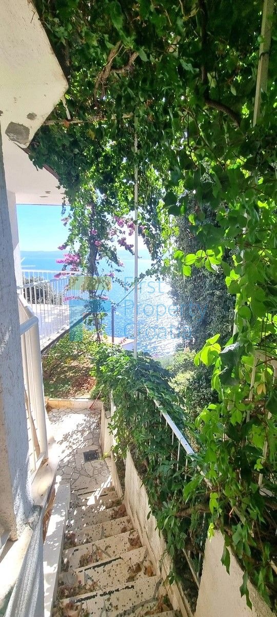 OM1681 - Casa a soli 50m dal mare, nei pressi di Omiš, in vendita