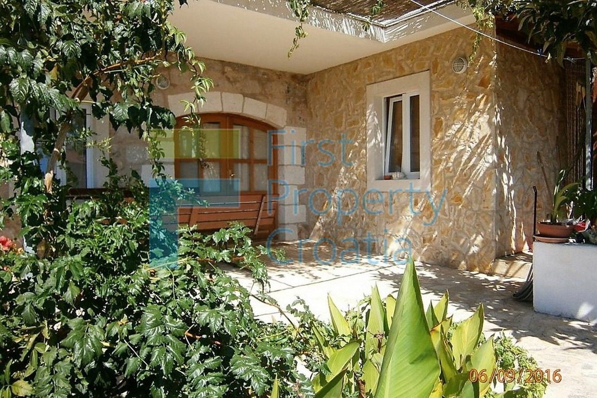 HV1380 - Casa in una piacevole zona sul lato sud di Hvar, in vendita