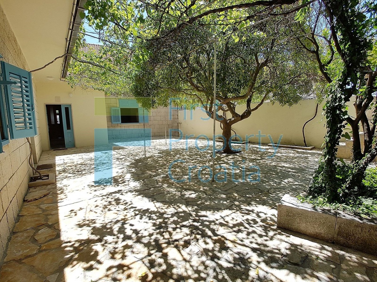 BR1251 - Tradicionalna kamena kuća prvi red do mora, Brač, na prodaju