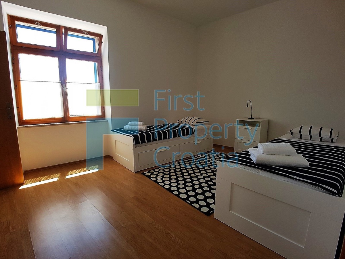 BR1251 - Tradicionalna kamena kuća prvi red do mora, Brač, na prodaju