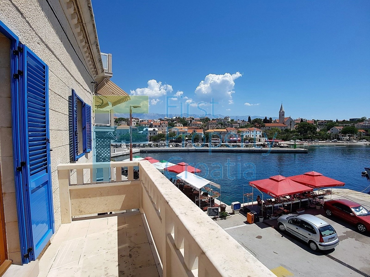 BR1251 - Tradicionalna kamena kuća prvi red do mora, Brač, na prodaju