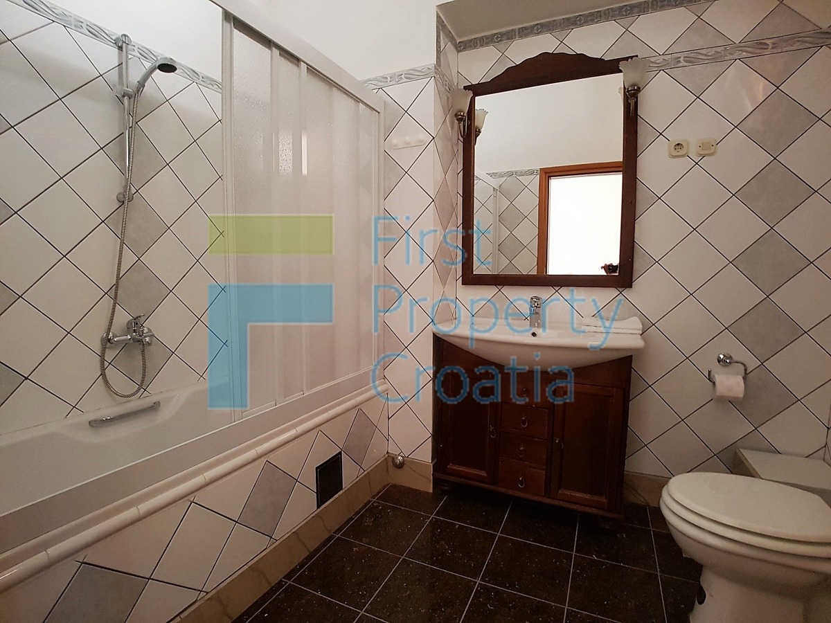 BR1251 - Tradicionalna kamena kuća prvi red do mora, Brač, na prodaju