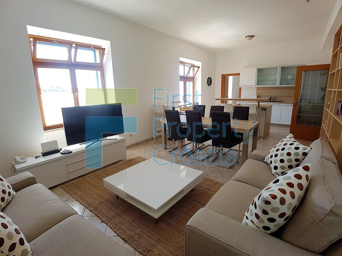 BR1251 - Tradicionalna kamena kuća prvi red do mora, Brač, na prodaju