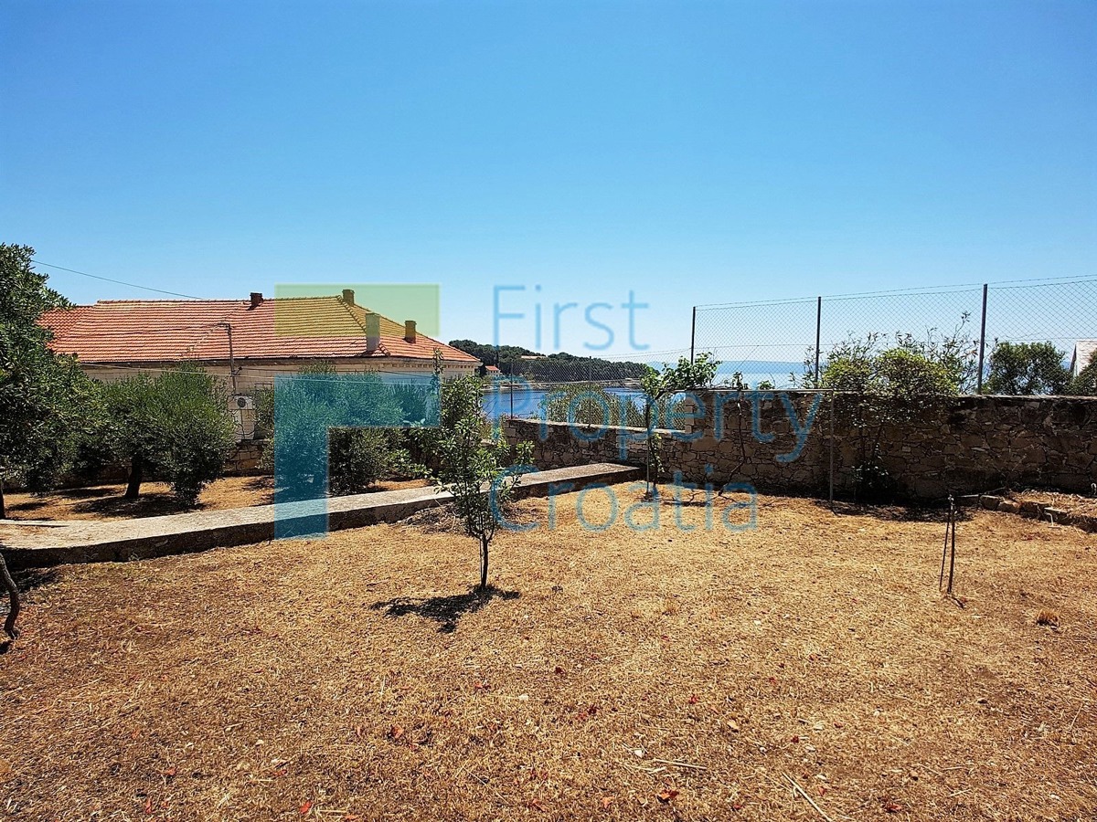 BR1251 - Tradicionalna kamena kuća prvi red do mora, Brač, na prodaju