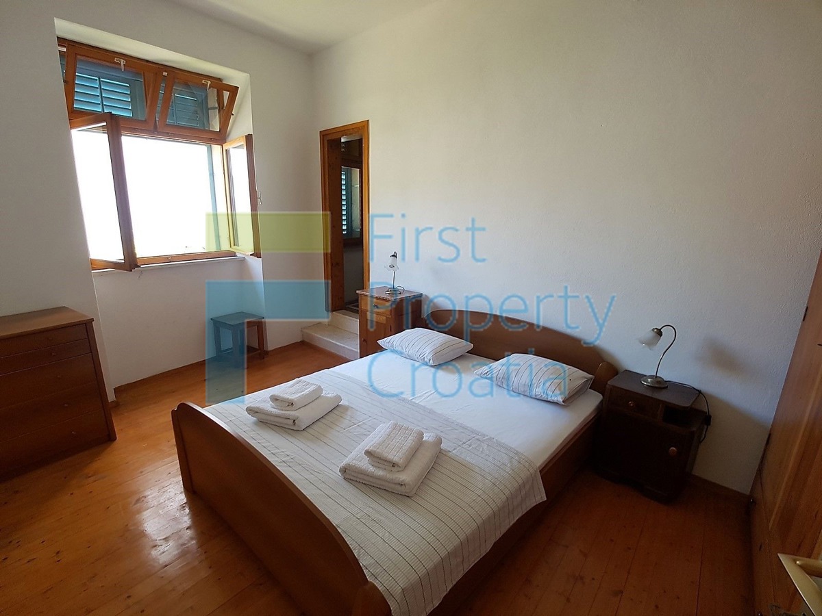 BR1251 - Tradicionalna kamena kuća prvi red do mora, Brač, na prodaju