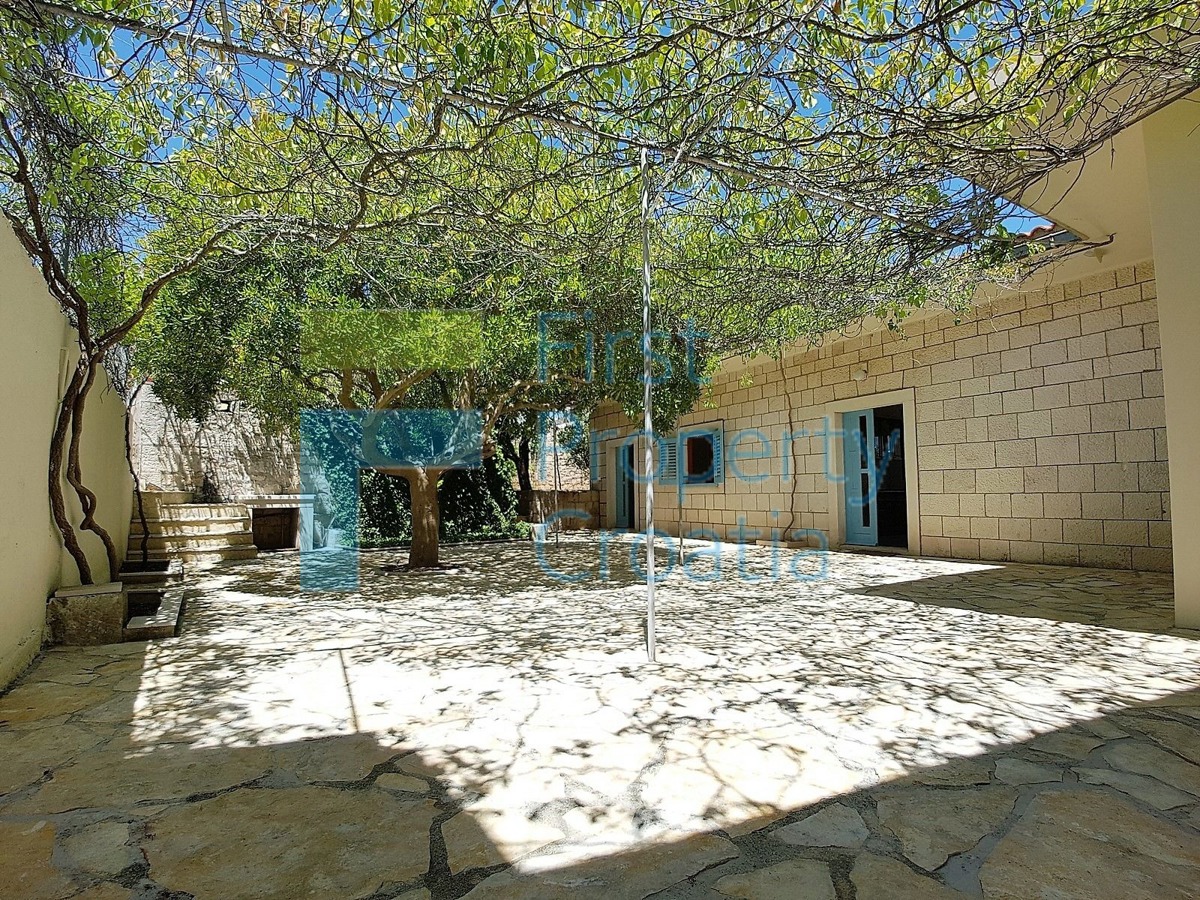 BR1251 - Tradicionalna kamena kuća prvi red do mora, Brač, na prodaju