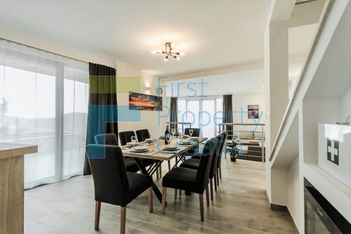 TG1640 - Villa con vista panoramica, vicino a Trogir, in vendita