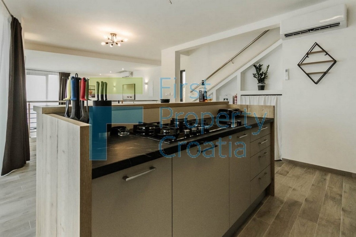 TG1640 - Villa con vista panoramica, vicino a Trogir, in vendita