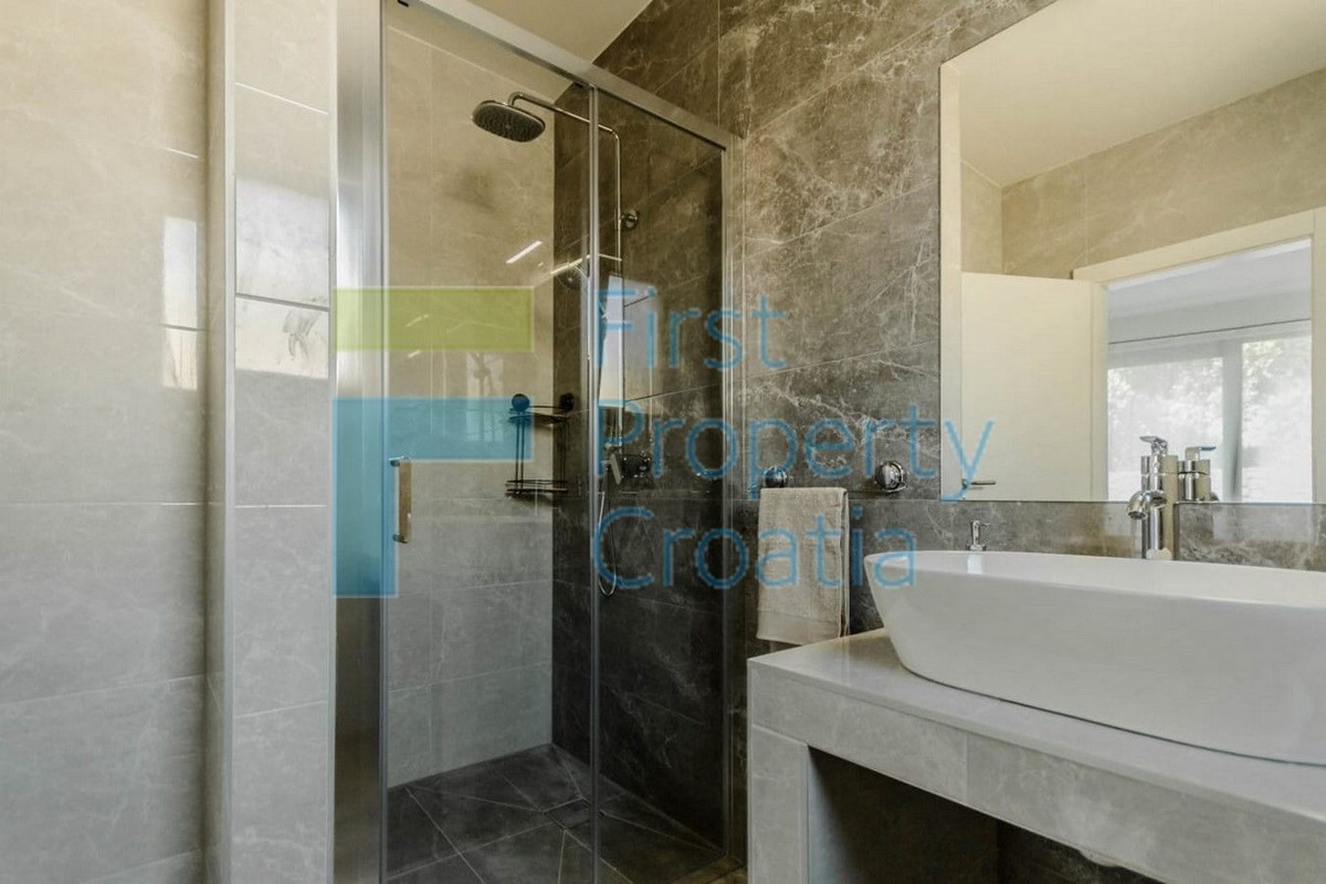 TG1640 - Villa con vista panoramica, vicino a Trogir, in vendita