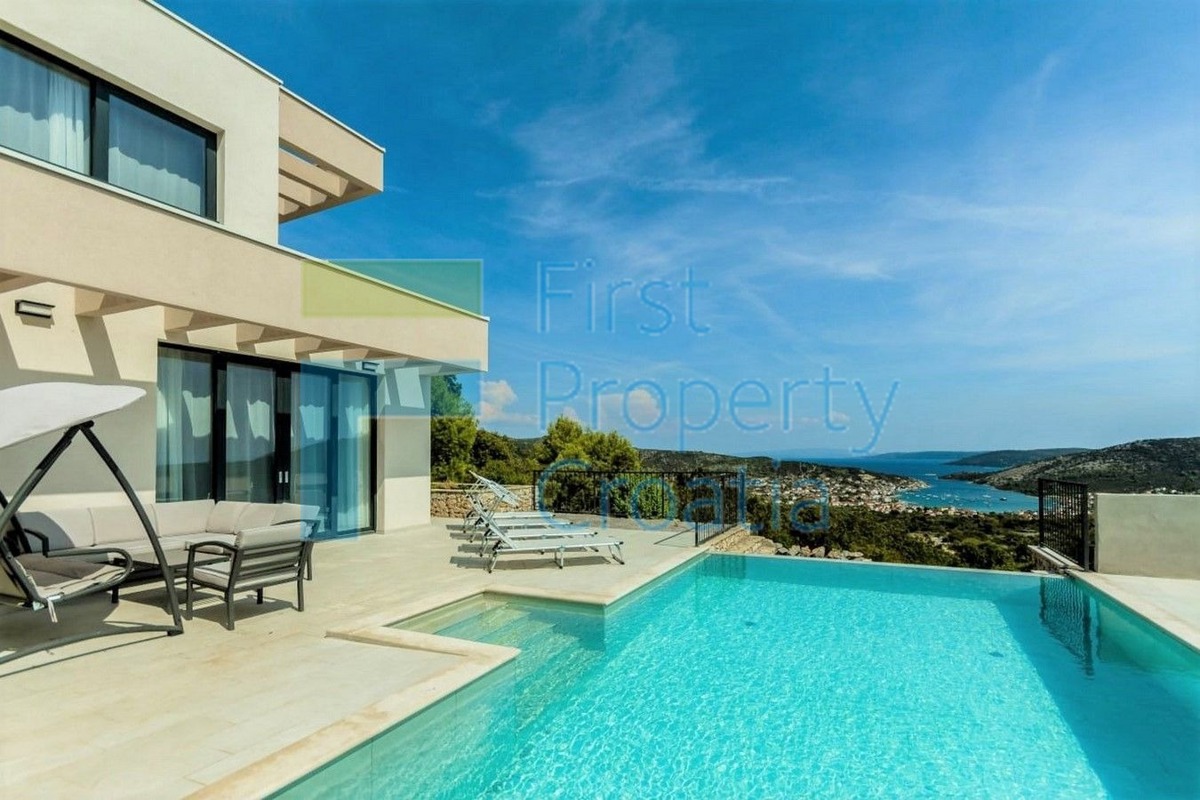 TG1640 - Villa con vista panoramica, vicino a Trogir, in vendita