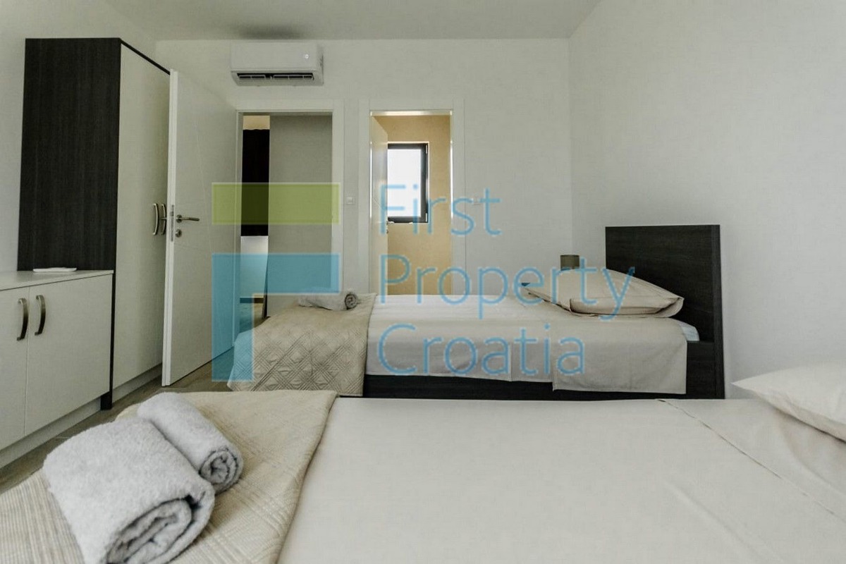 TG1640 - Villa con vista panoramica, vicino a Trogir, in vendita