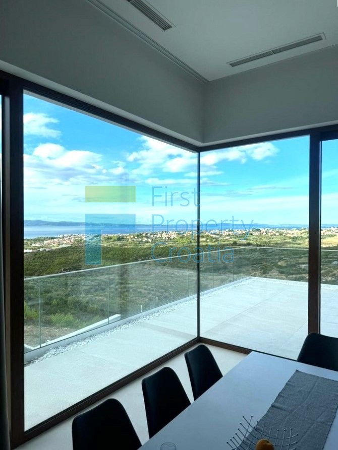 ST1618 - Vila na mirnoj lokaciji u predgrađu Splita, na prodaju