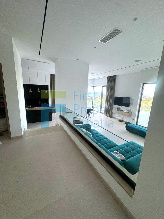 ST1618 - Vila na mirnoj lokaciji u predgrađu Splita, na prodaju