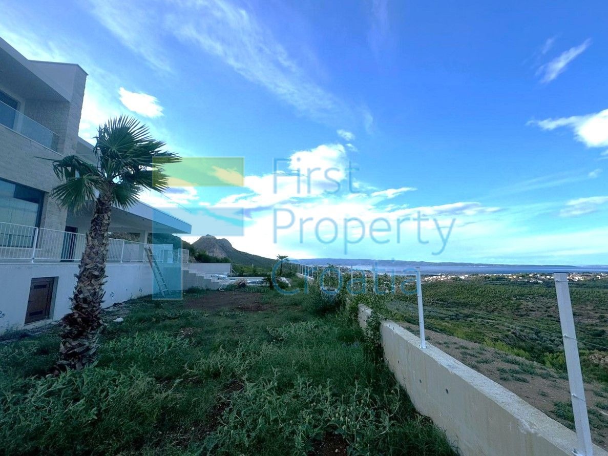 ST1618 - Vila na mirnoj lokaciji u predgrađu Splita, na prodaju