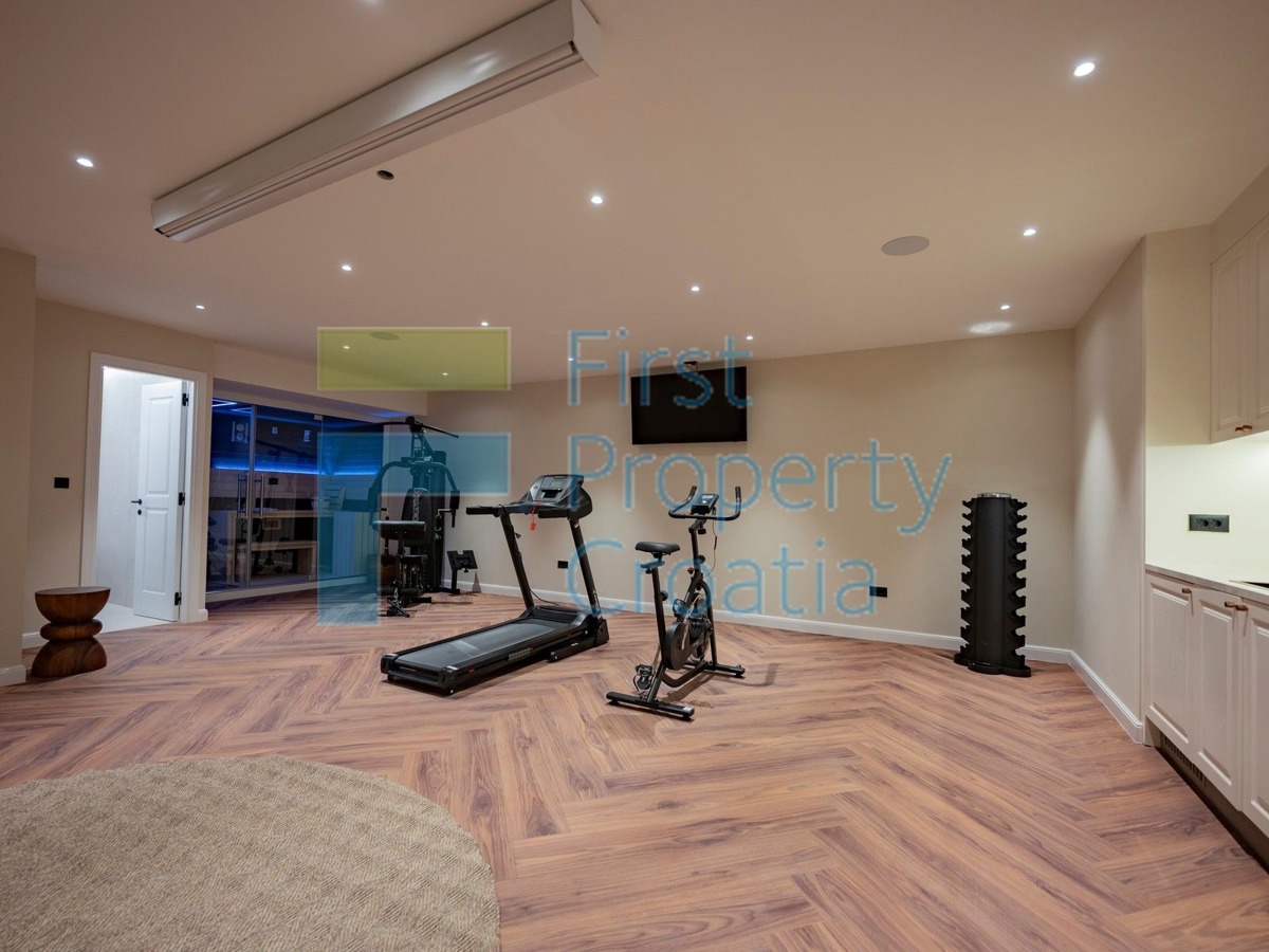 TG1652 - Ville fronte mare sopra la spiaggia, Trogir, in vendita