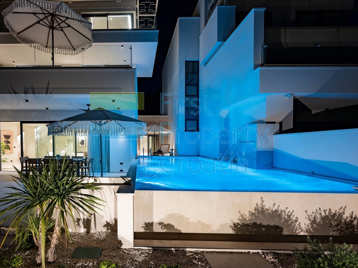 TG1652 - Ville fronte mare sopra la spiaggia, Trogir, in vendita