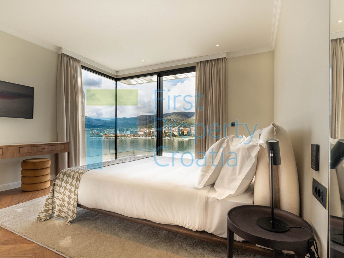 TG1652 - Ville fronte mare sopra la spiaggia, Trogir, in vendita