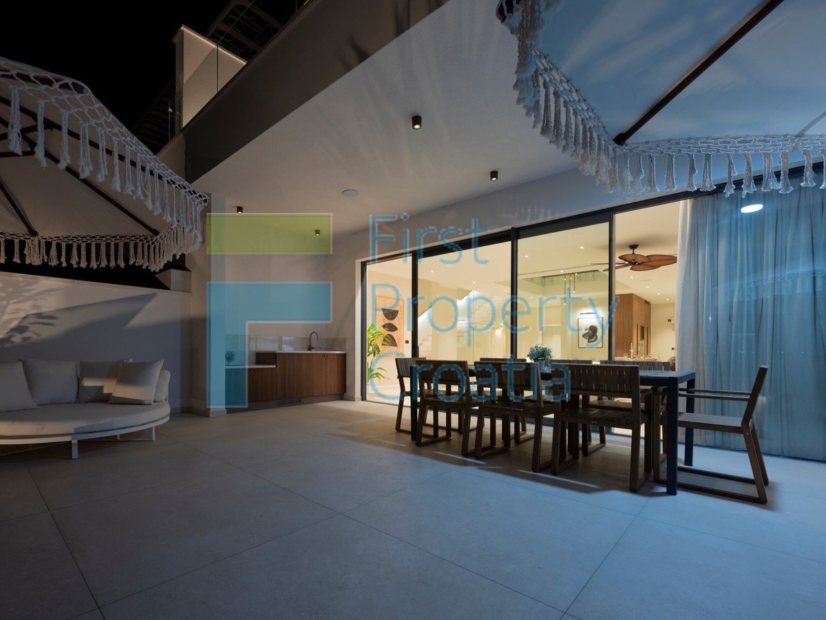 TG1652 - Ville fronte mare sopra la spiaggia, Trogir, in vendita