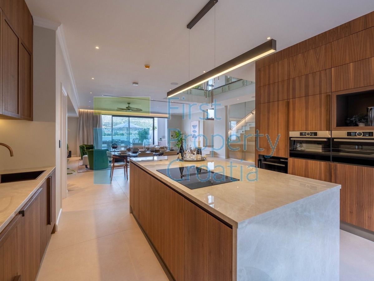 TG1652 - Ville fronte mare sopra la spiaggia, Trogir, in vendita