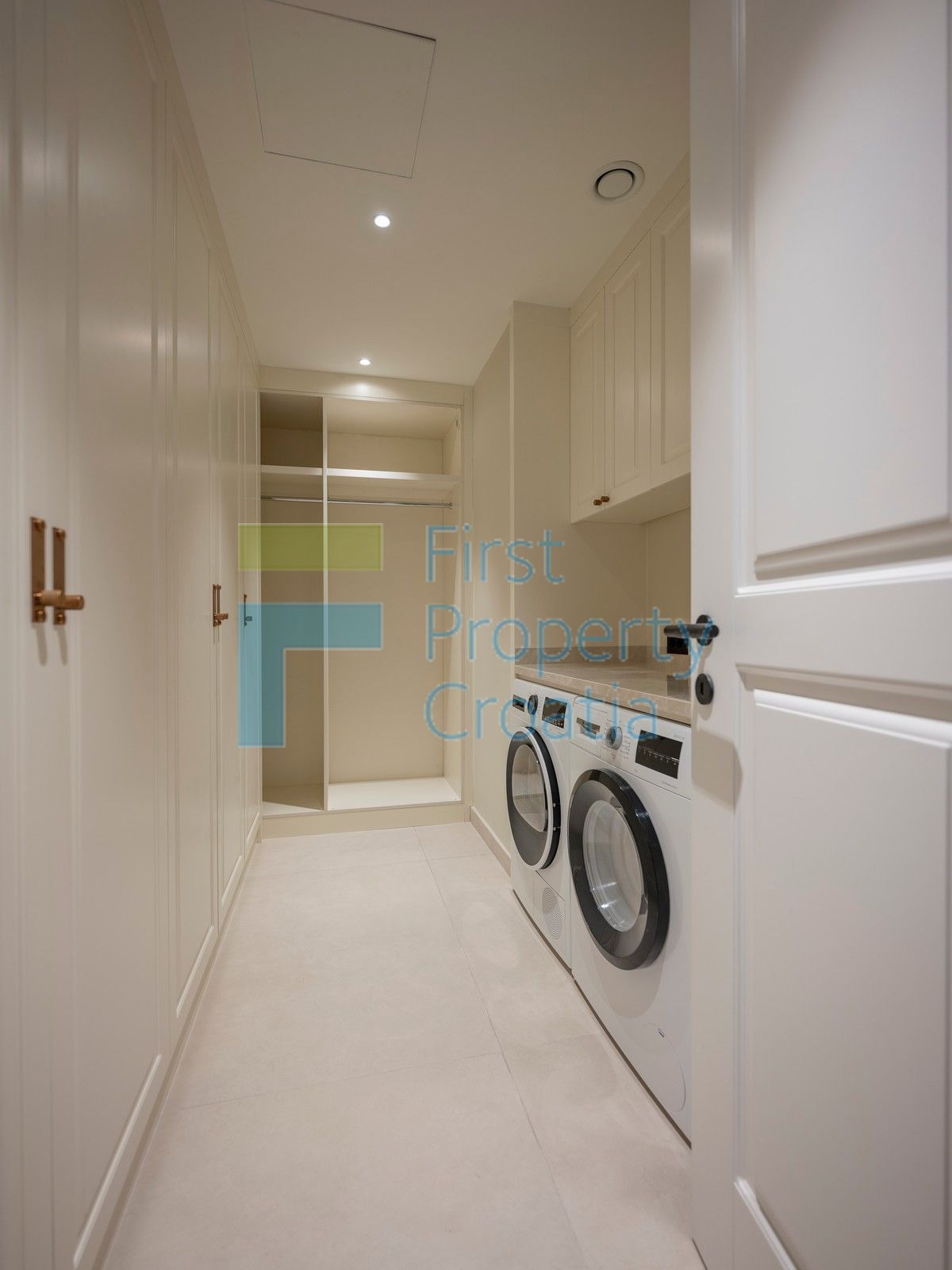 TG1652 - Ville fronte mare sopra la spiaggia, Trogir, in vendita