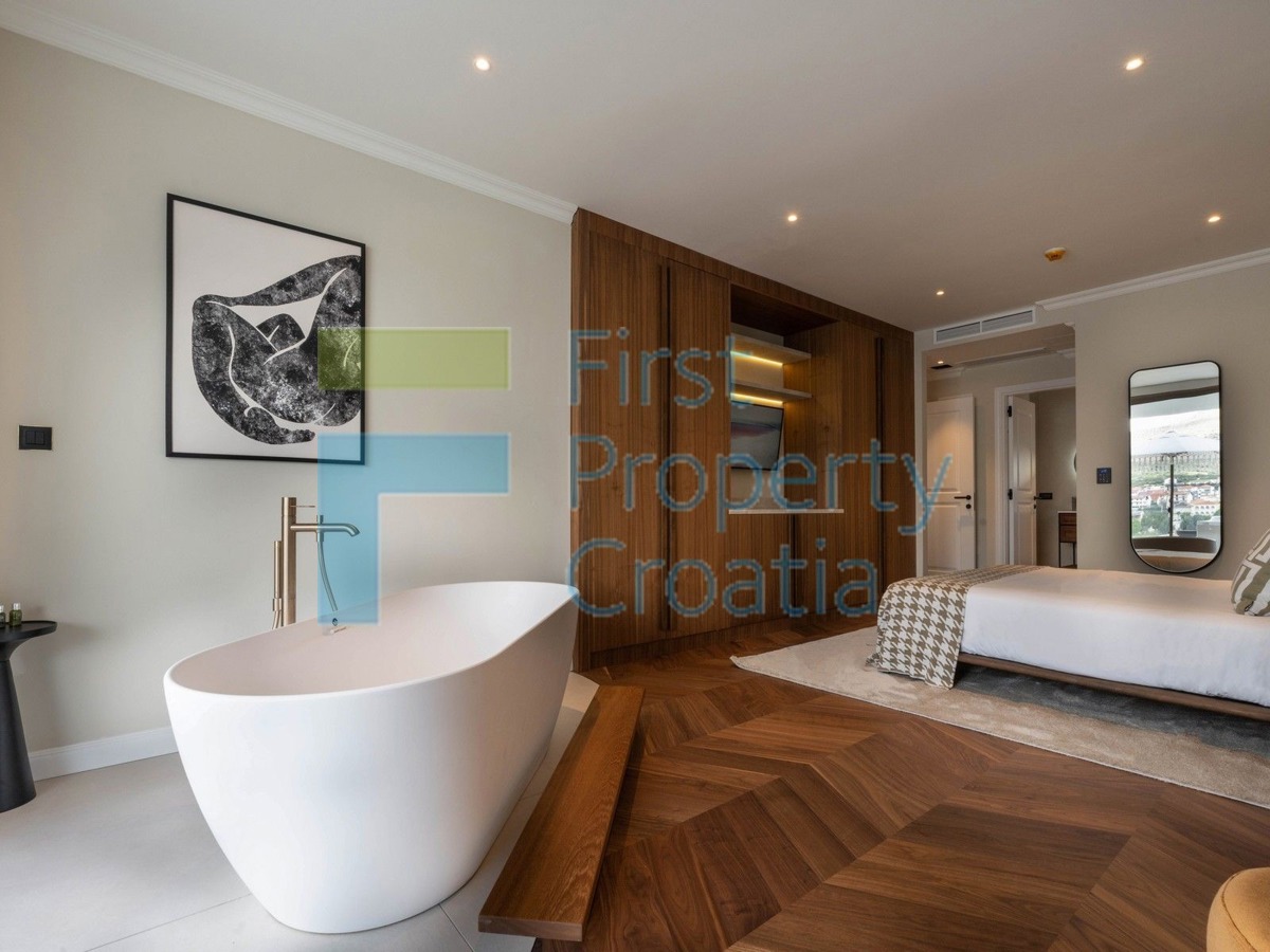 TG1652 - Ville fronte mare sopra la spiaggia, Trogir, in vendita