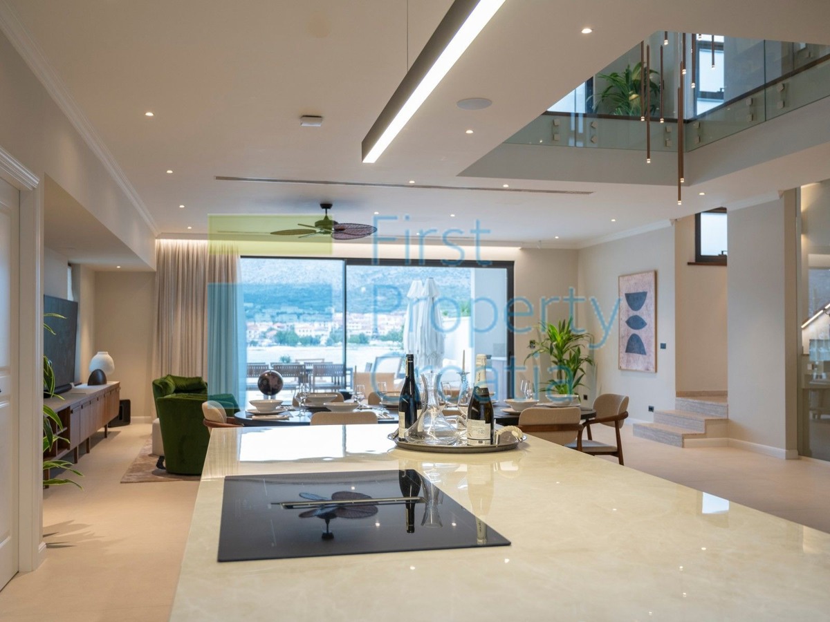 TG1652 - Ville fronte mare sopra la spiaggia, Trogir, in vendita