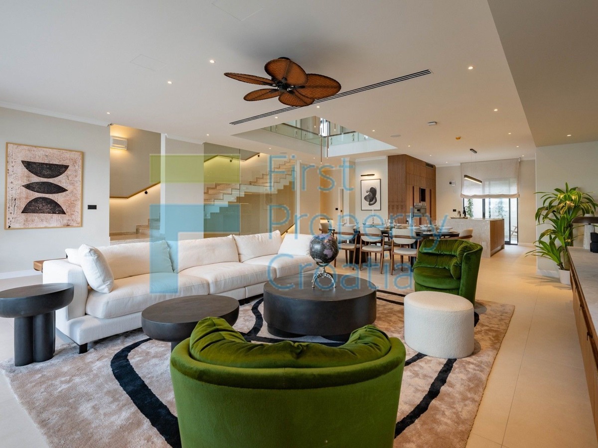 TG1652 - Ville fronte mare sopra la spiaggia, Trogir, in vendita