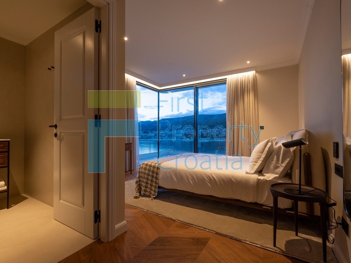 TG1652 - Ville fronte mare sopra la spiaggia, Trogir, in vendita