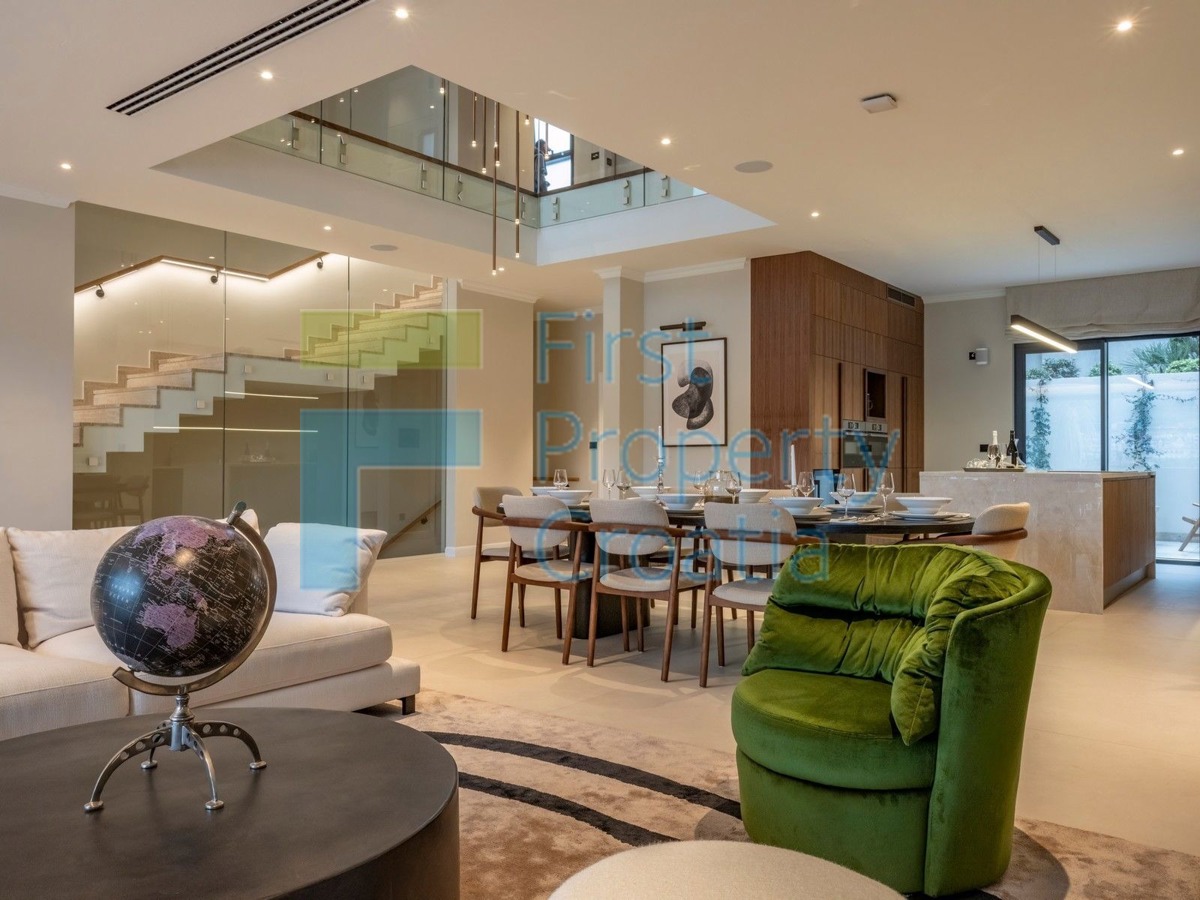 TG1652 - Ville fronte mare sopra la spiaggia, Trogir, in vendita