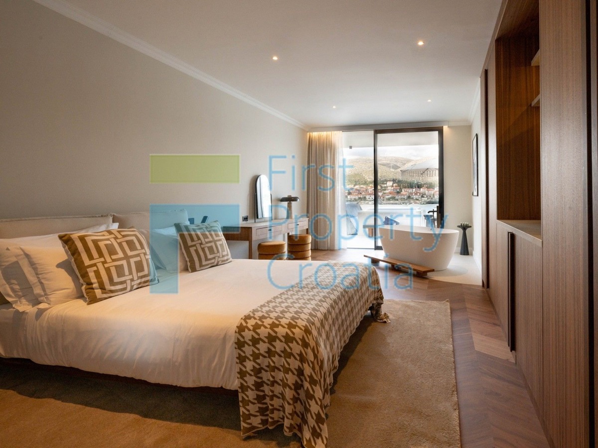 TG1652 - Ville fronte mare sopra la spiaggia, Trogir, in vendita