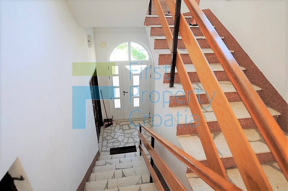 RG1259 - Casa in vendita a soli 60 metri dal mare, vicino a Rogoznica