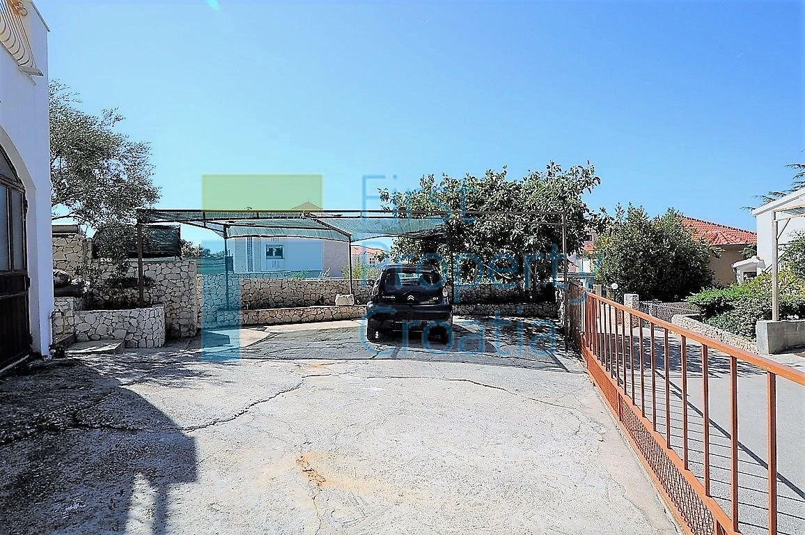RG1259 - Casa in vendita a soli 60 metri dal mare, vicino a Rogoznica