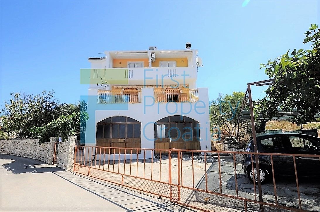 RG1259 - Casa in vendita a soli 60 metri dal mare, vicino a Rogoznica