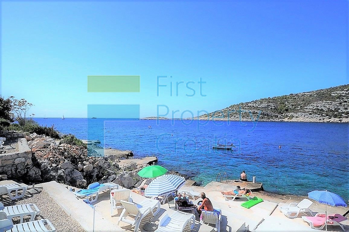 RG1259 - Casa in vendita a soli 60 metri dal mare, vicino a Rogoznica