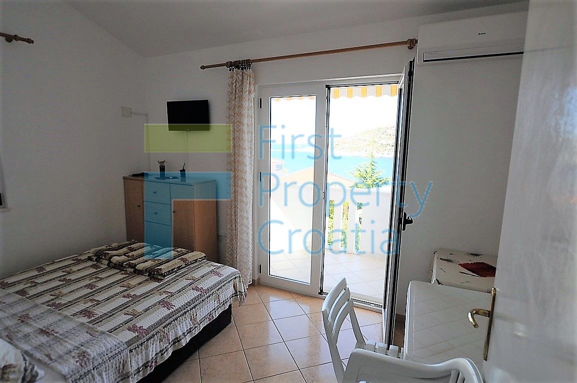 RG1259 - Casa in vendita a soli 60 metri dal mare, vicino a Rogoznica