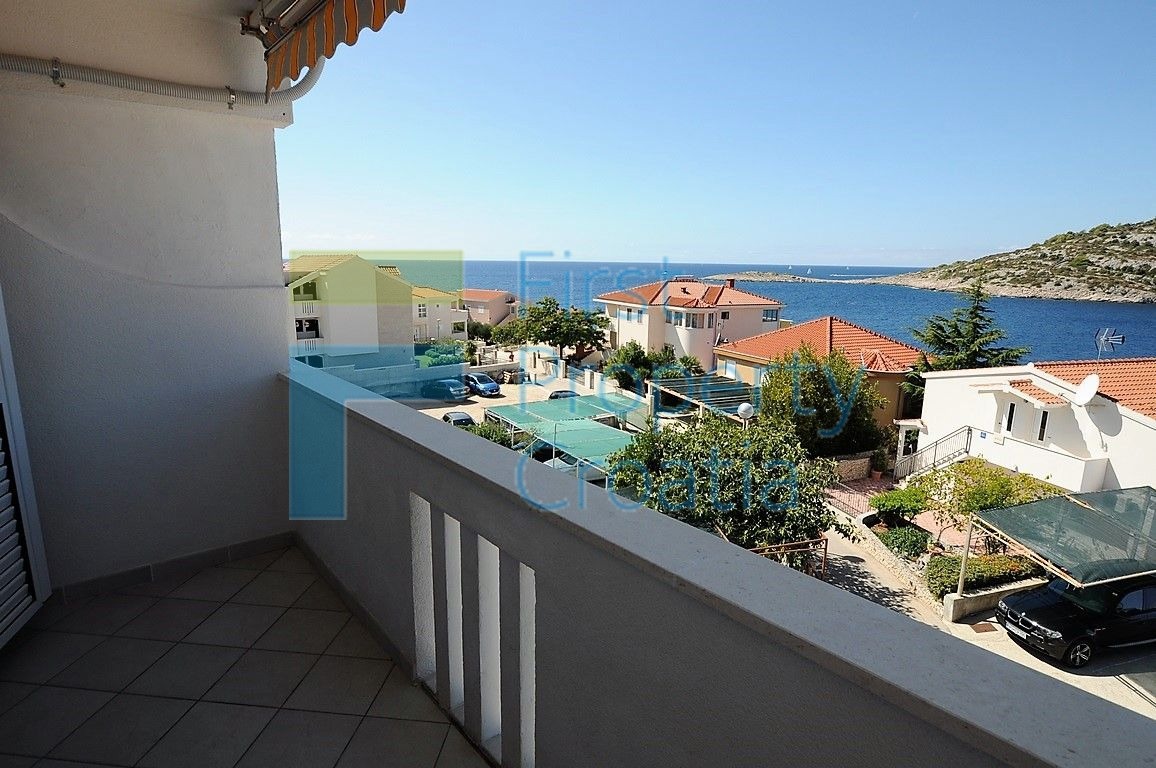 RG1259 - Casa in vendita a soli 60 metri dal mare, vicino a Rogoznica