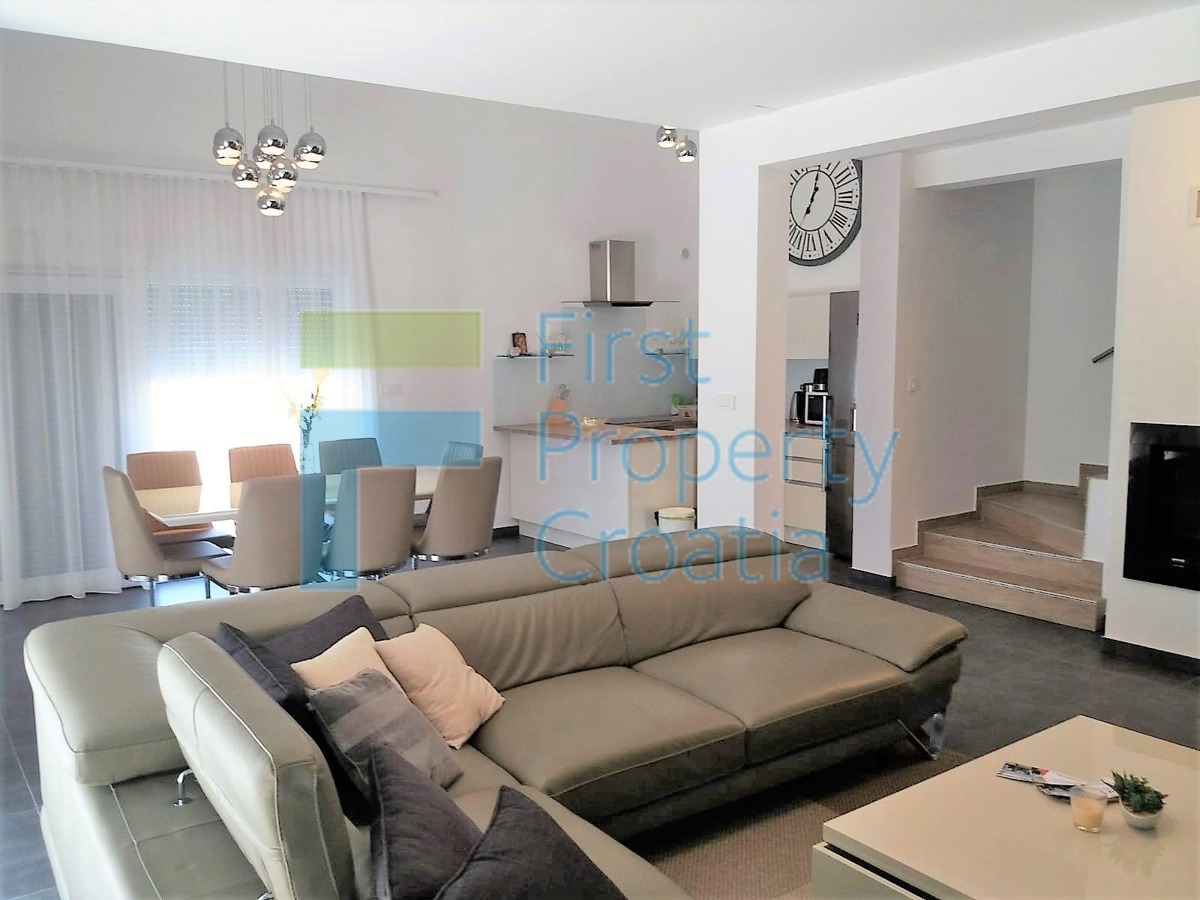 TG1424 - Moderno uređene vile u mirnom okruženju, Čiovo, na prodaju