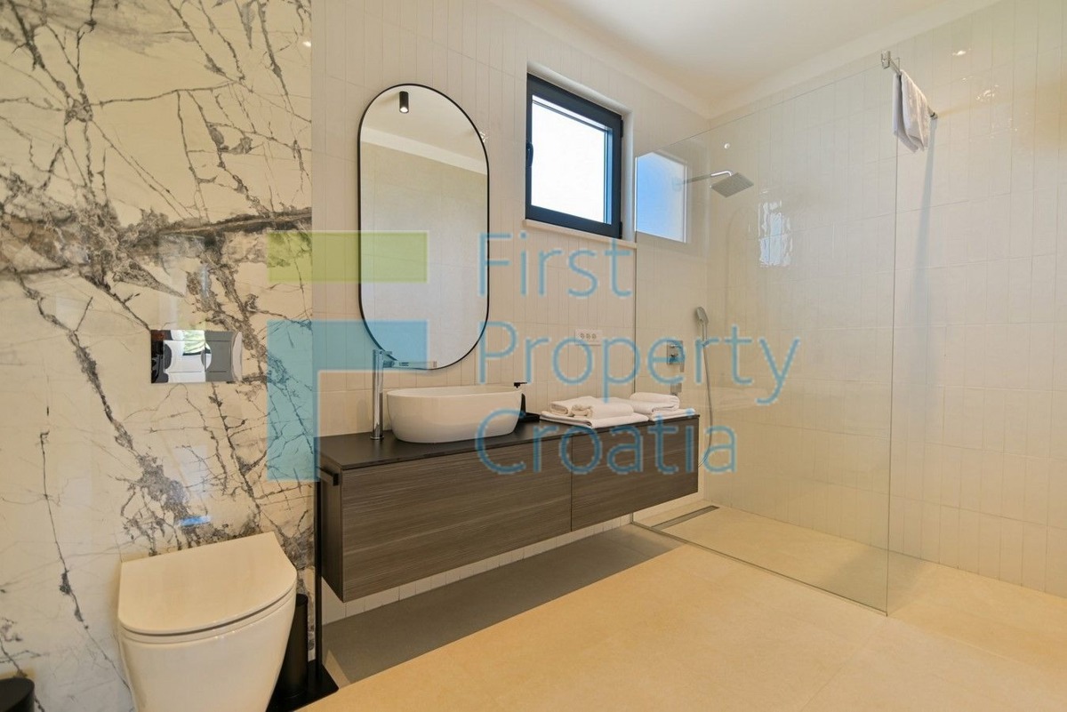 TG1671 - Urbana vila na mirnoj lokaciji blizu mora, Čiovo, na prodaju