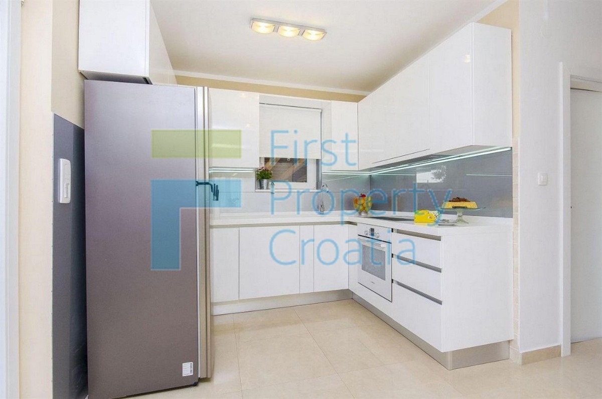 TG1589 - Villa nelle vicinanze del mare, zona Trogir, in vendita