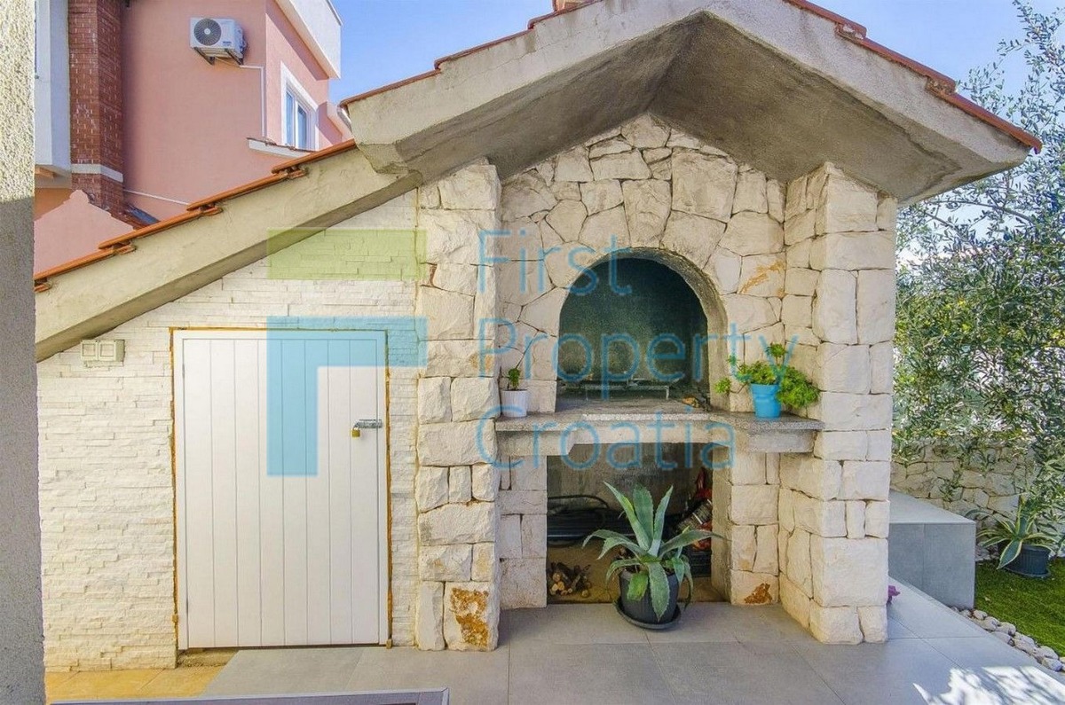 TG1589 - Villa nelle vicinanze del mare, zona Trogir, in vendita