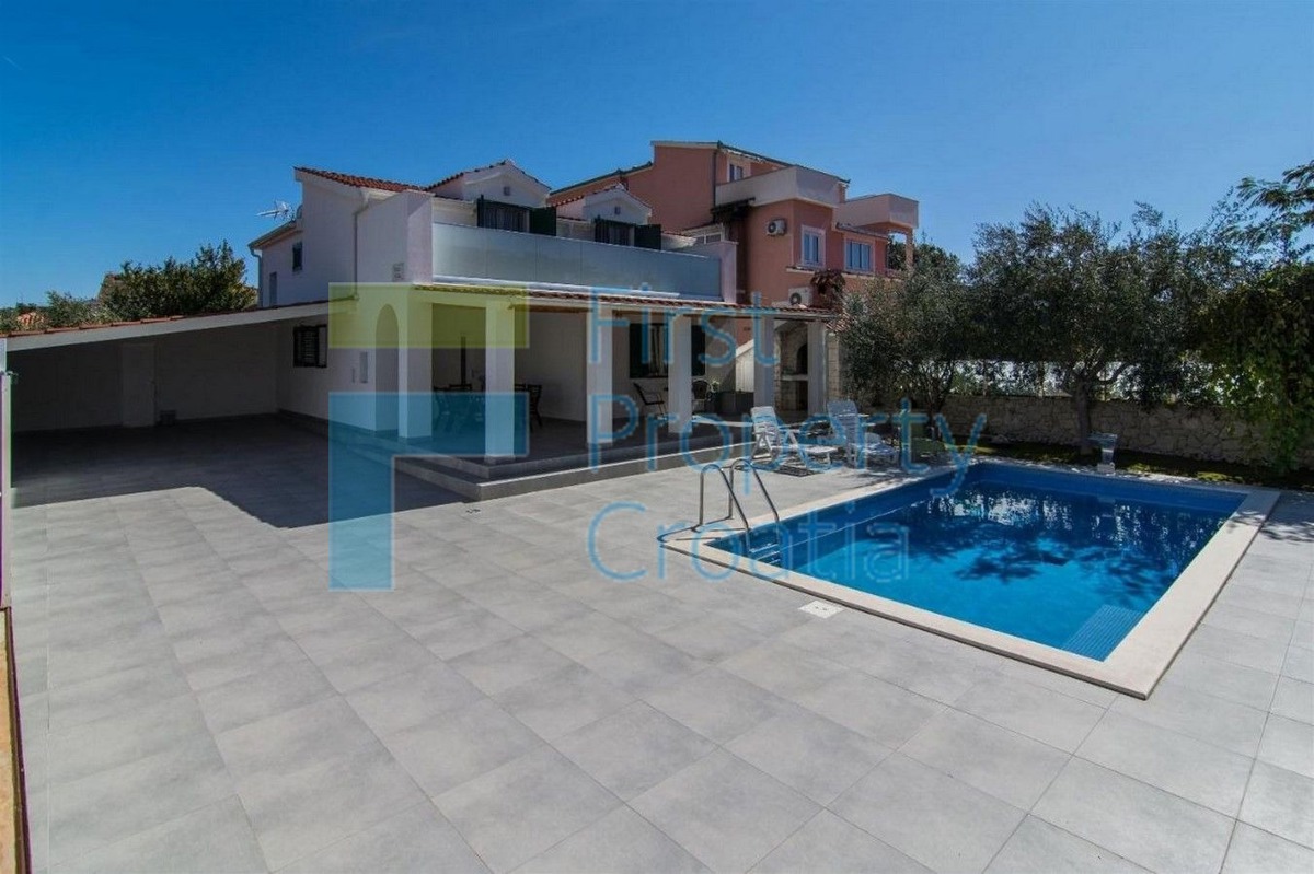 TG1589 - Villa nelle vicinanze del mare, zona Trogir, in vendita