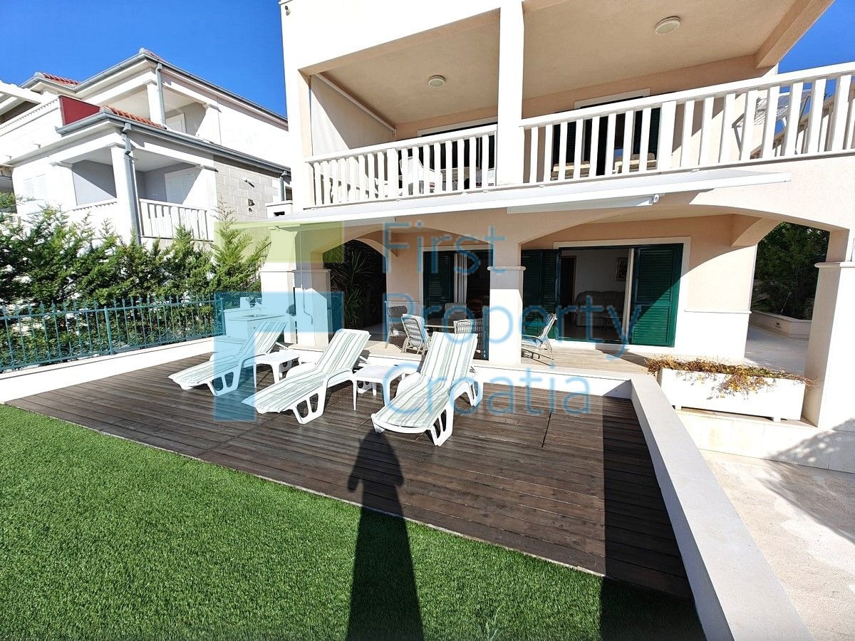 RG1724 - Casa proprio sopra una spiaggia, Rogoznica, in vendita