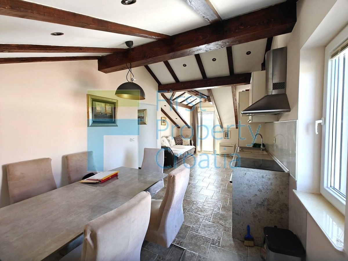 RG1724 - Casa proprio sopra una spiaggia, Rogoznica, in vendita