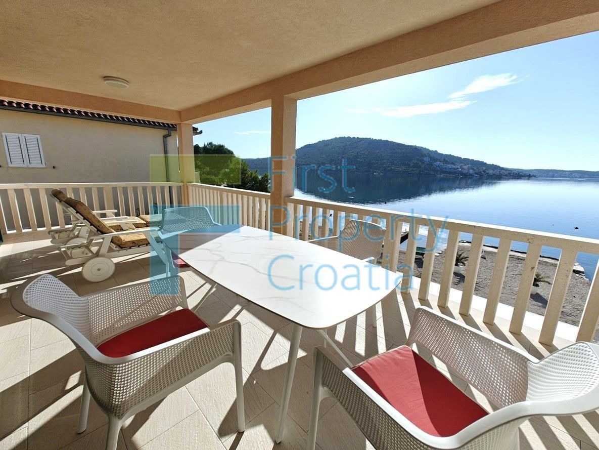 RG1724 - Casa proprio sopra una spiaggia, Rogoznica, in vendita