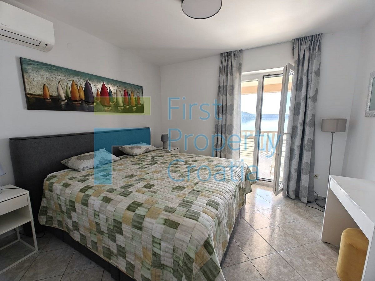 RG1724 - Casa proprio sopra una spiaggia, Rogoznica, in vendita