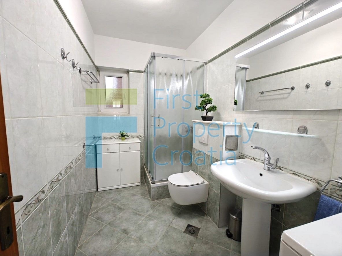 RG1724 - Casa proprio sopra una spiaggia, Rogoznica, in vendita