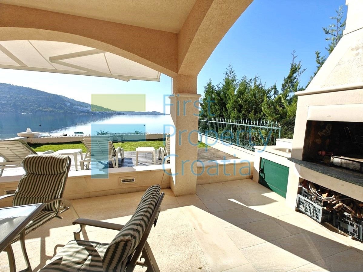 RG1724 - Casa proprio sopra una spiaggia, Rogoznica, in vendita